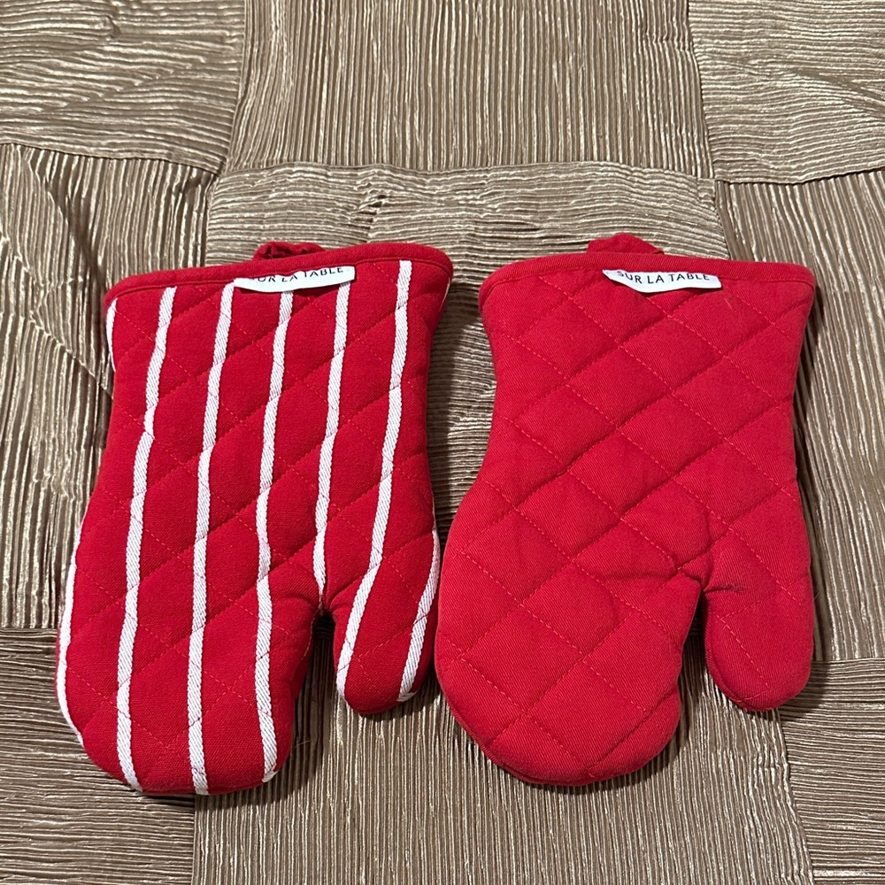 NWOT Sur La Table Red and White Quilted Oven Mitts